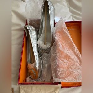 Tory Minnie Travel Flat - Silver